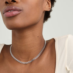 Woman wearing the 5mm Curb Chain Necklace, styled solo. The close-up highlights the necklace's chain detail, making a subtle yet elegant fashion statement.