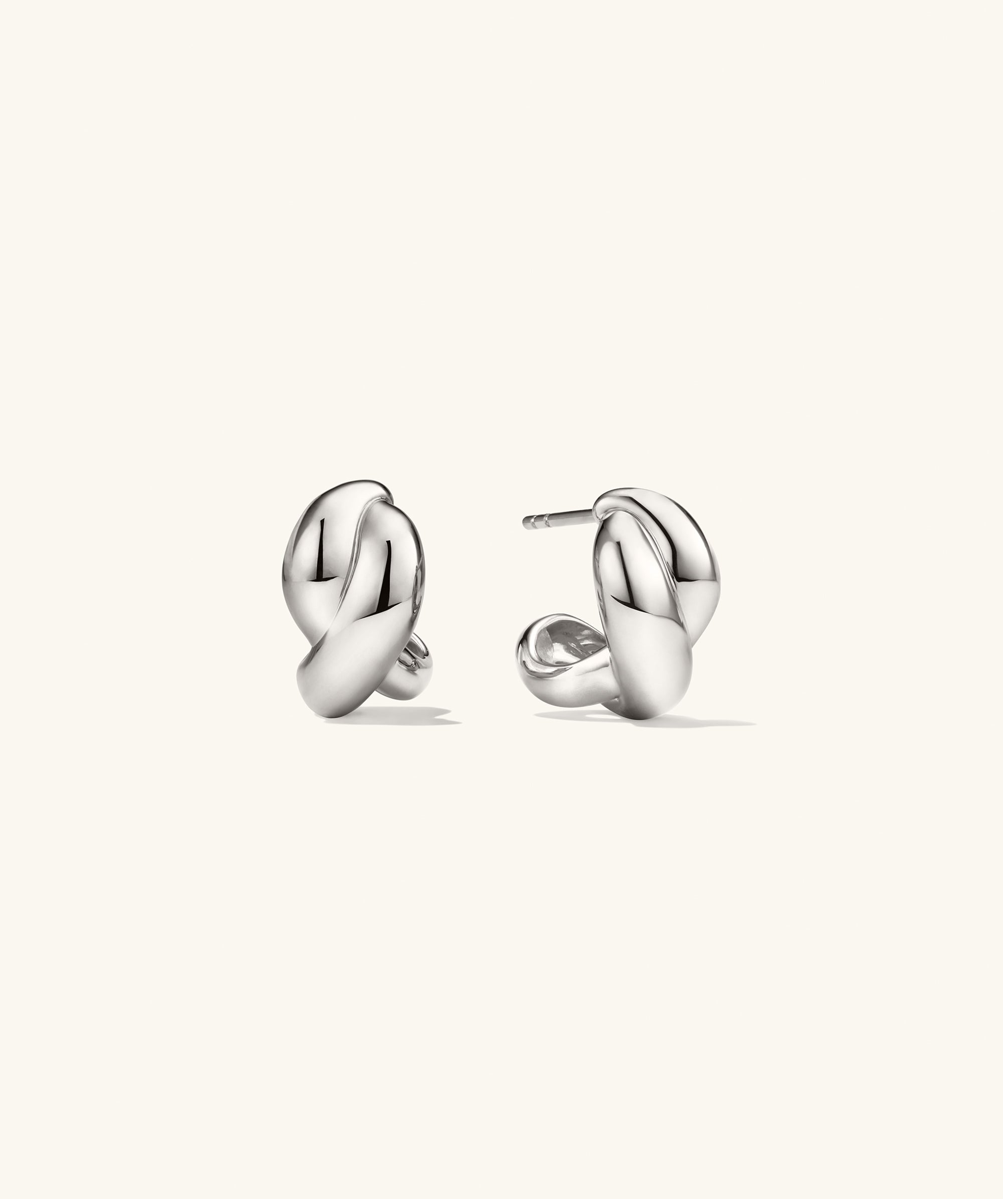 Brioche Hoops: silver earrings with a twist design, resembling a knot, ideal for everyday wear.
