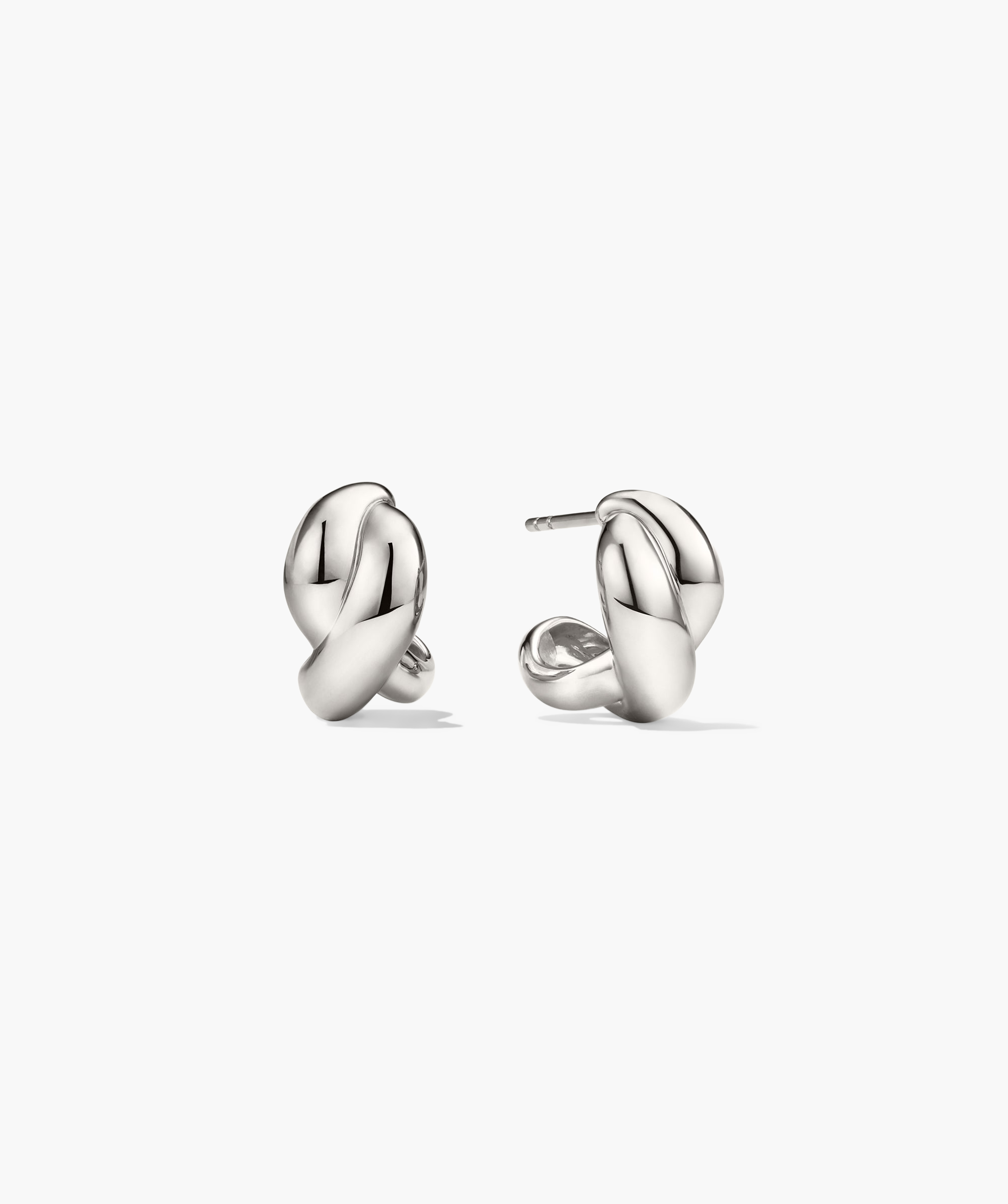 Brioche Hoops: silver earrings with a twist design, resembling a knot, ideal for everyday wear.