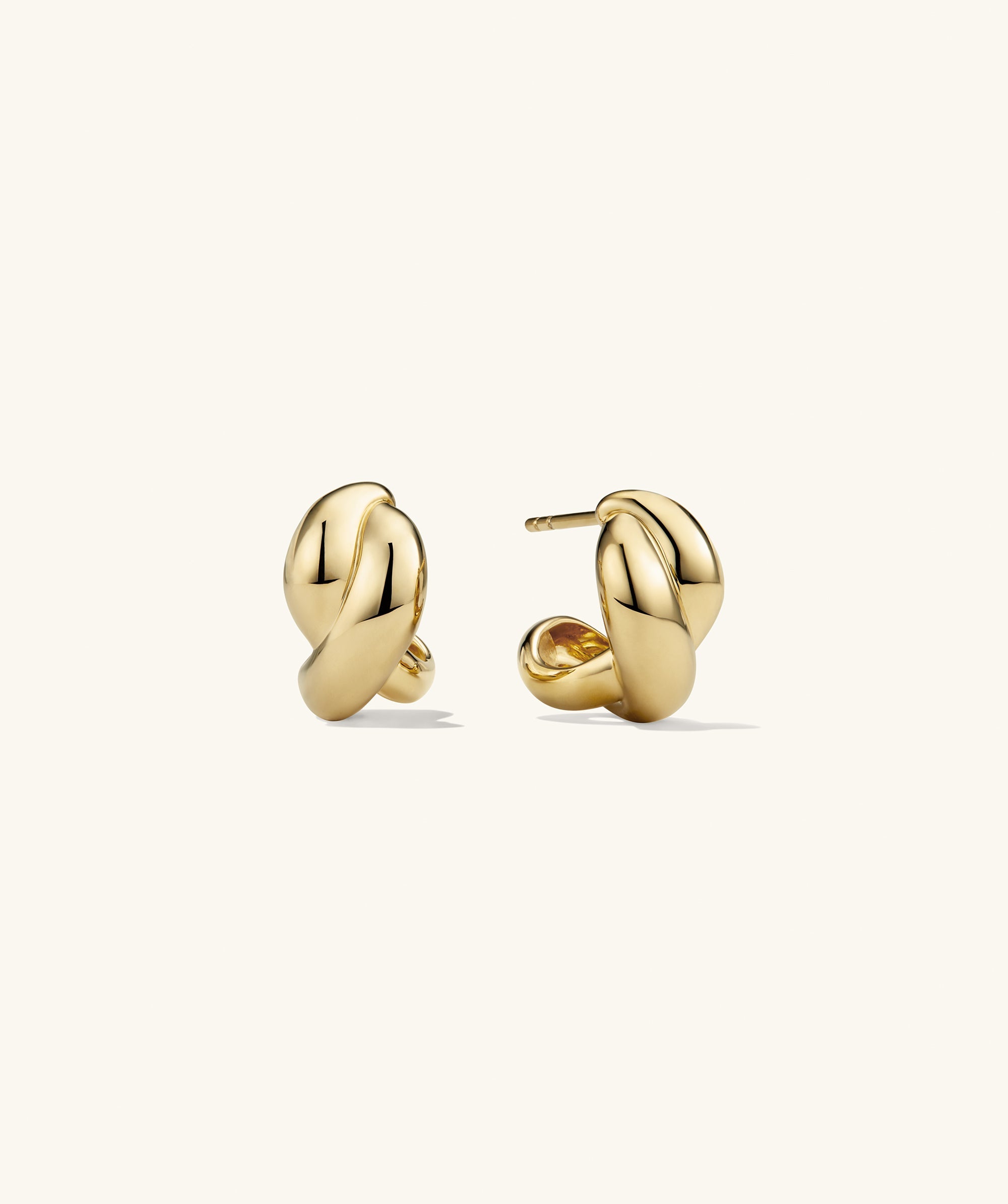 Brioche Hoops: a pair of gold earrings with a knotted design, perfect for everyday wear, combining elegance with a playful twist.