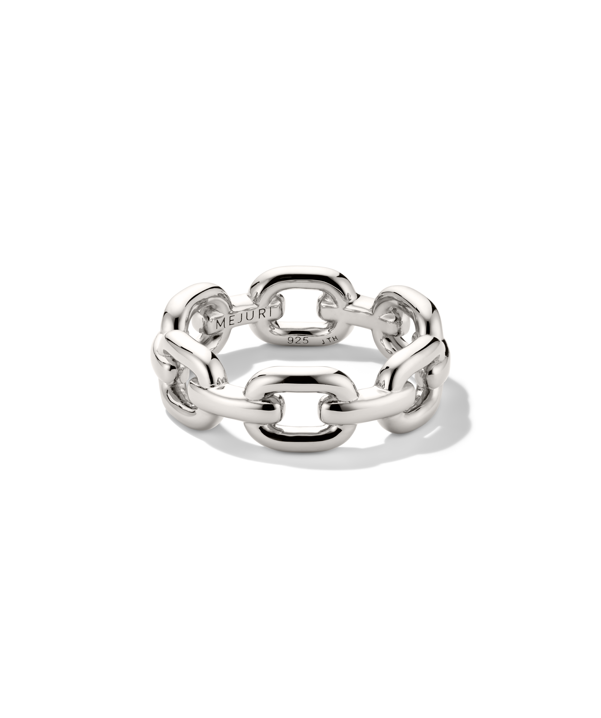 Stevie Ring featuring interlocking chain-style links, engraved with MEJURI and 925 stamp. Perfect for stacking or wearing solo, highlighting its versatile style.