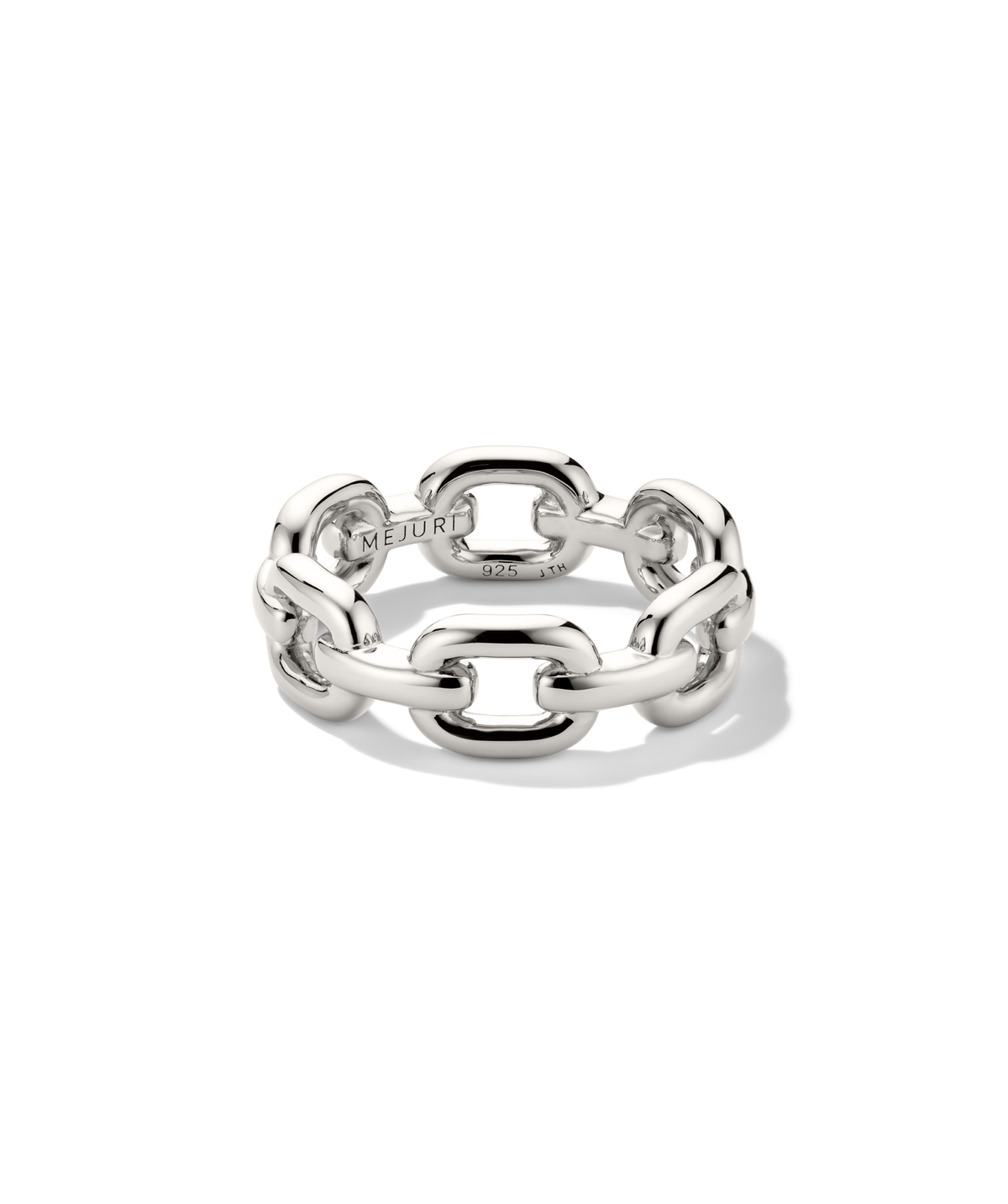 Stevie Ring featuring interlocking chain-style links, engraved with MEJURI and 925 stamp. Perfect for stacking or wearing solo, highlighting its versatile style.