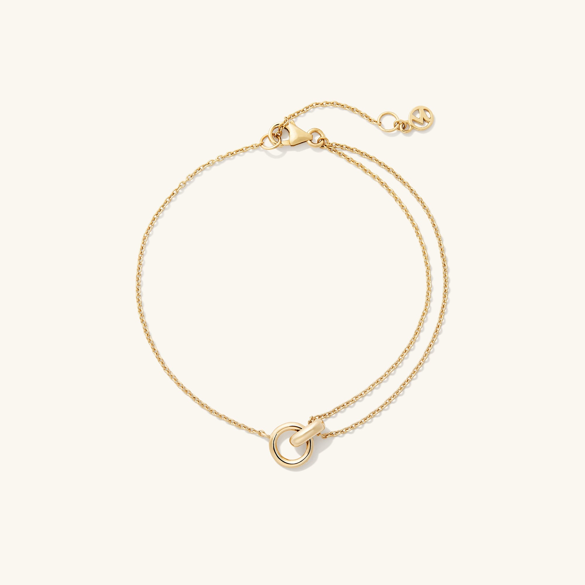 Linked Bracelet featuring two interlinked rings, handcrafted in 14k gold, symbolizing the strength of personal bonds.