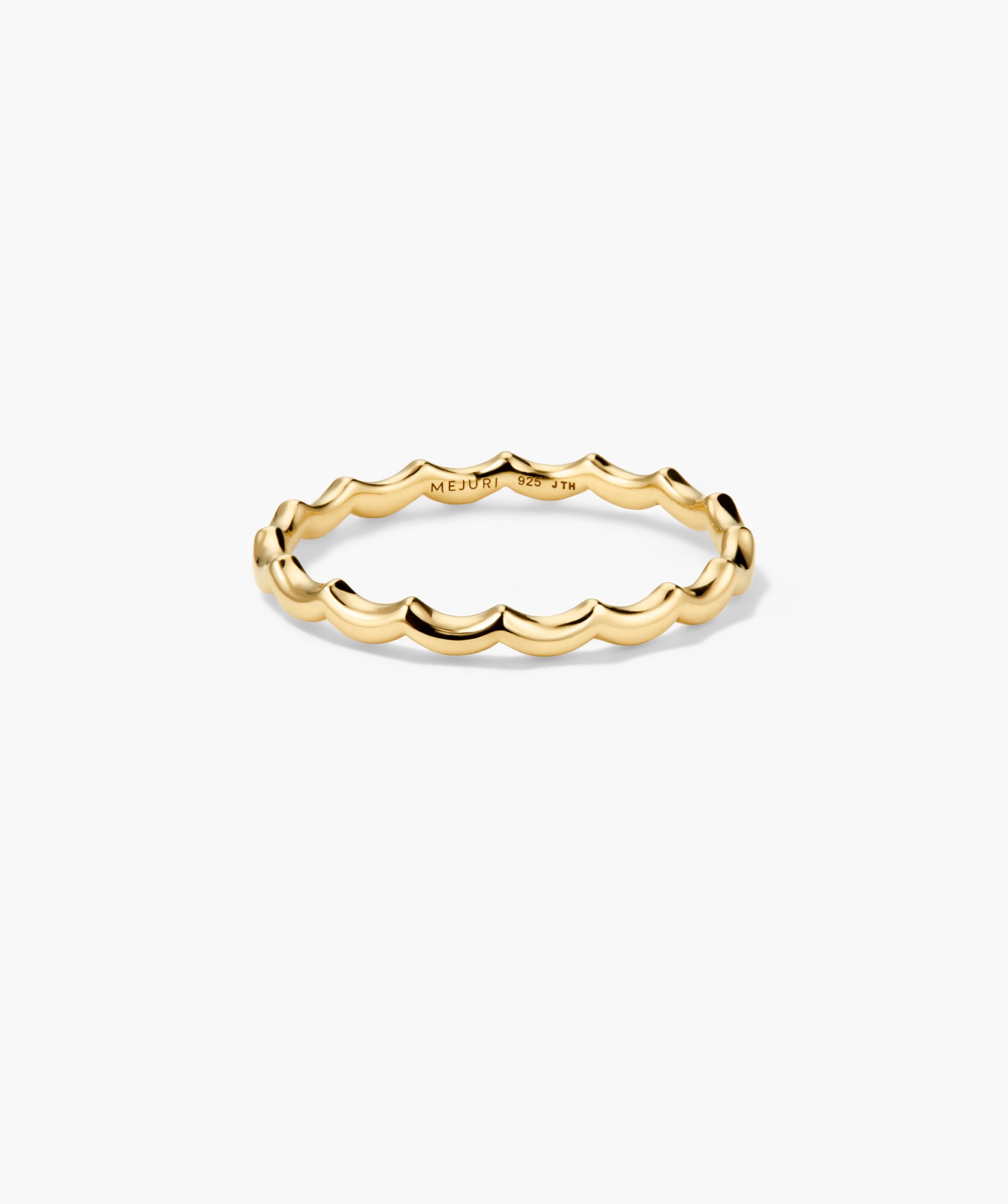 Gemstone Charlotte Stacker Bundle: A slim, scalloped-edge gold band with MEJURI 925 inside, highlighting elegance and contrast with its high-shine finish.