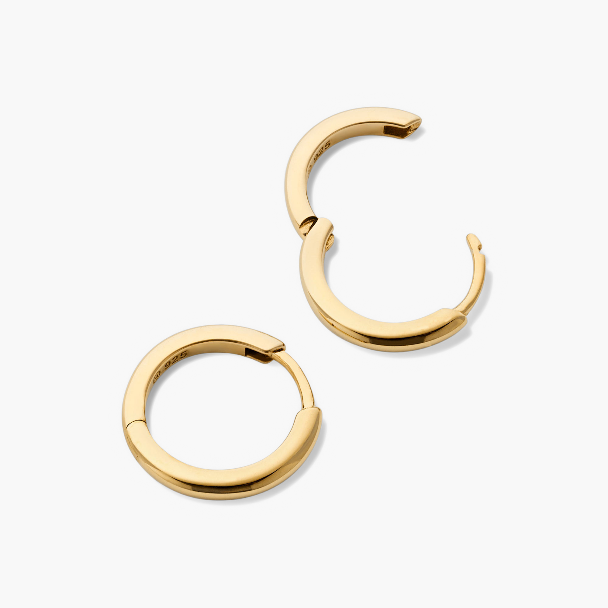 Tube Medium Hoops: Gold hoop earrings featuring a modern tube design with a clicker closure for comfort and security. Lightweight for effortless wear.