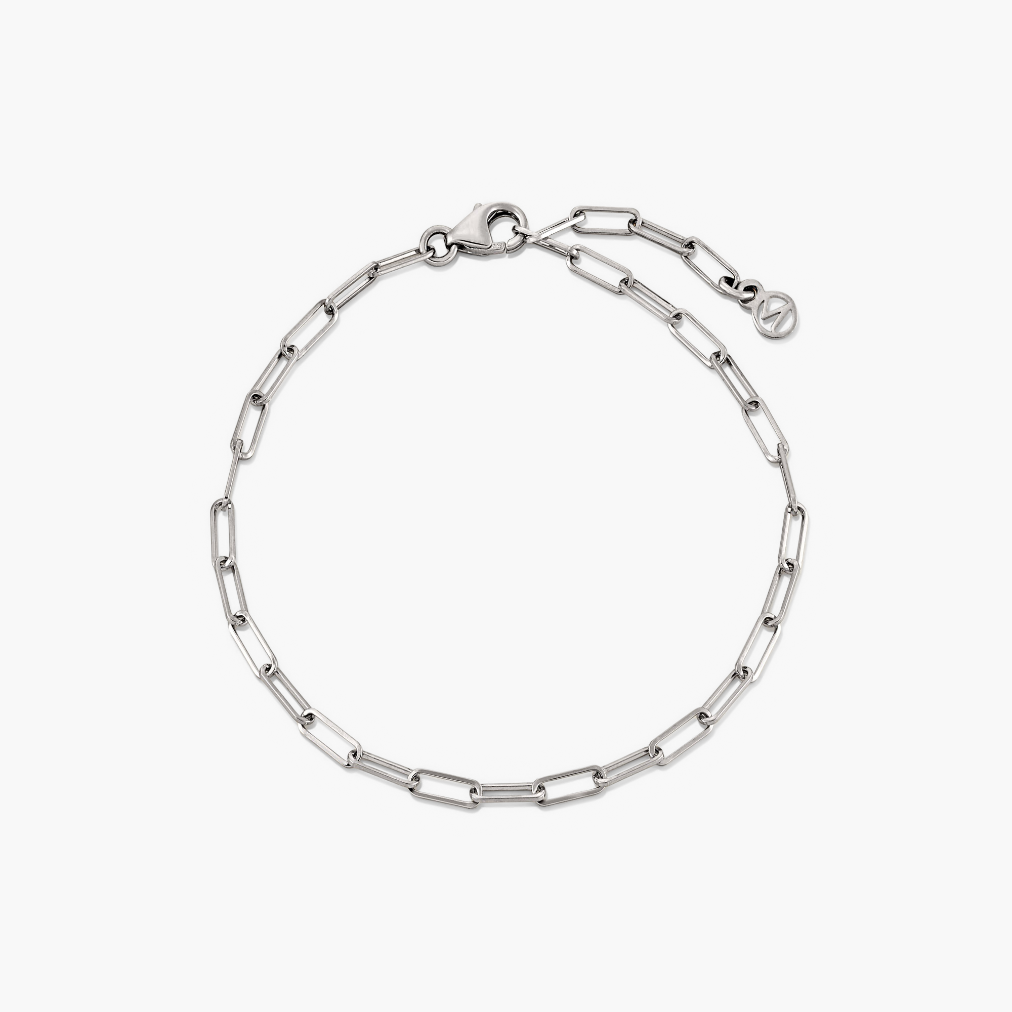 Boyfriend Bold Bracelet: A silver chain bracelet featuring a sleek clasp, designed for everyday wear. A perfect match for raw, loose denim styles.